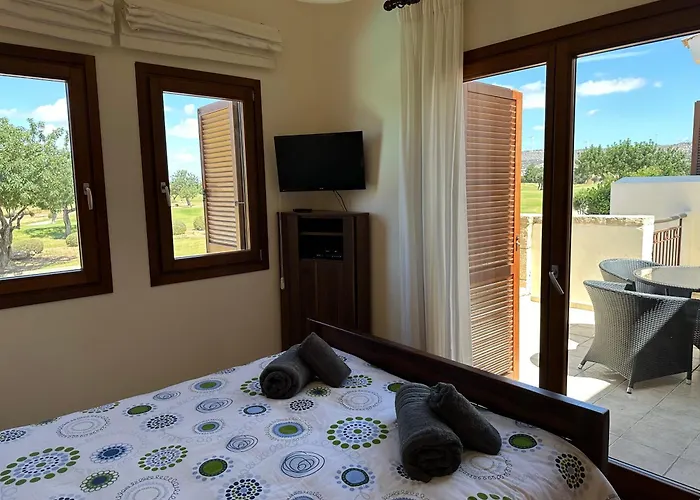 Villa Nausicaa Private Pool & Hot Tub, Aphrodite Hills Golf